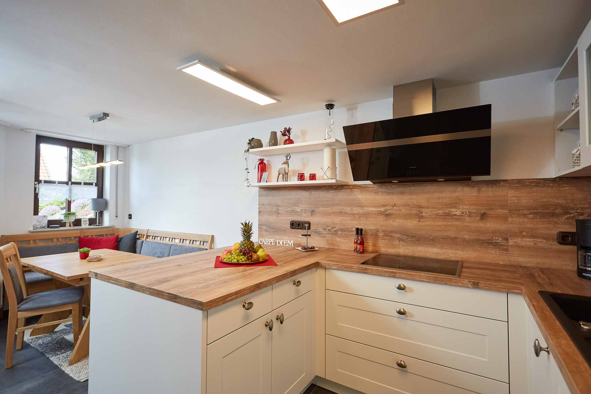 Küche mit geräumiger Essecke