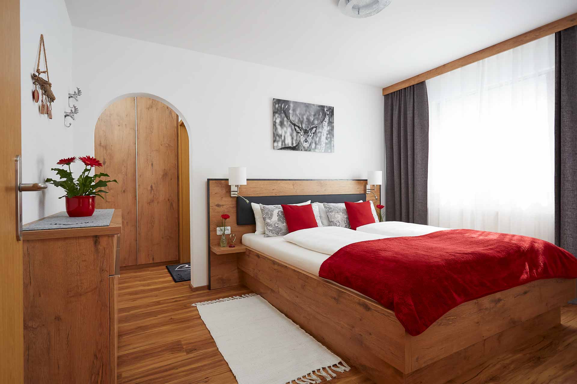 Geräumiges Schlafzimmer mit begehbaren Kleiderschrank