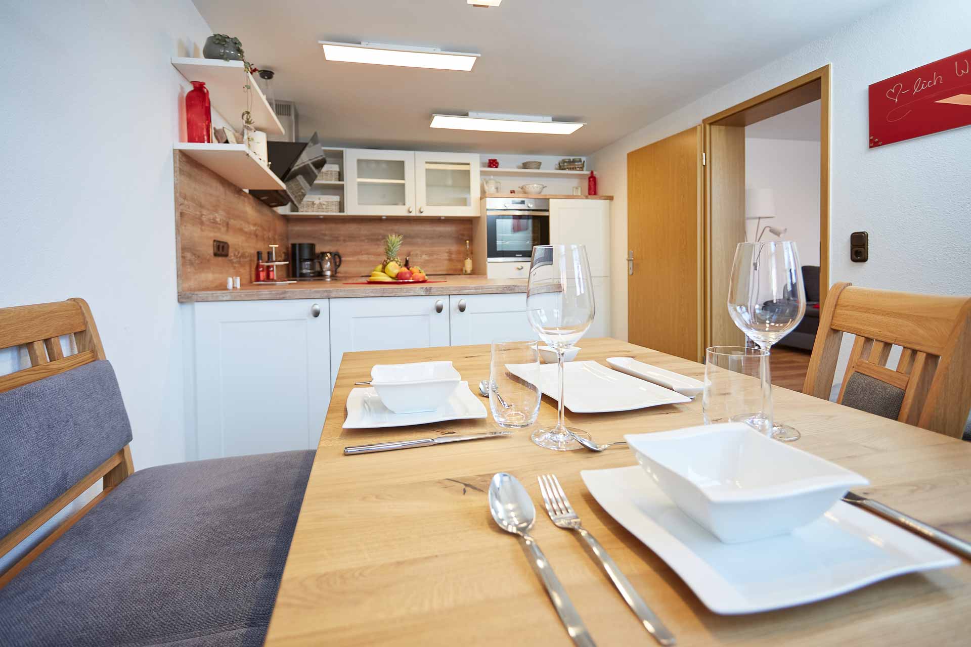 Ansicht Esszimmer mit Geschirr