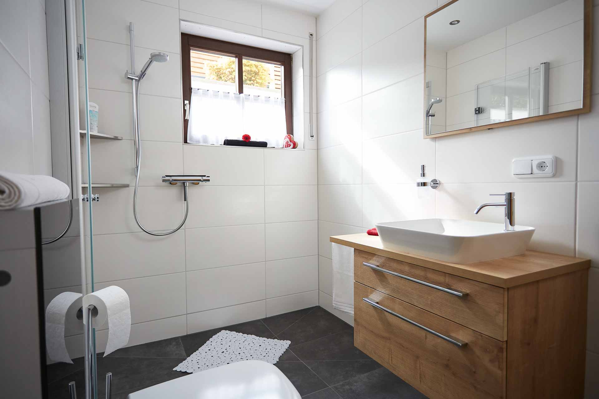 Ansicht Badezimmer mit Bodentiefer Dusche