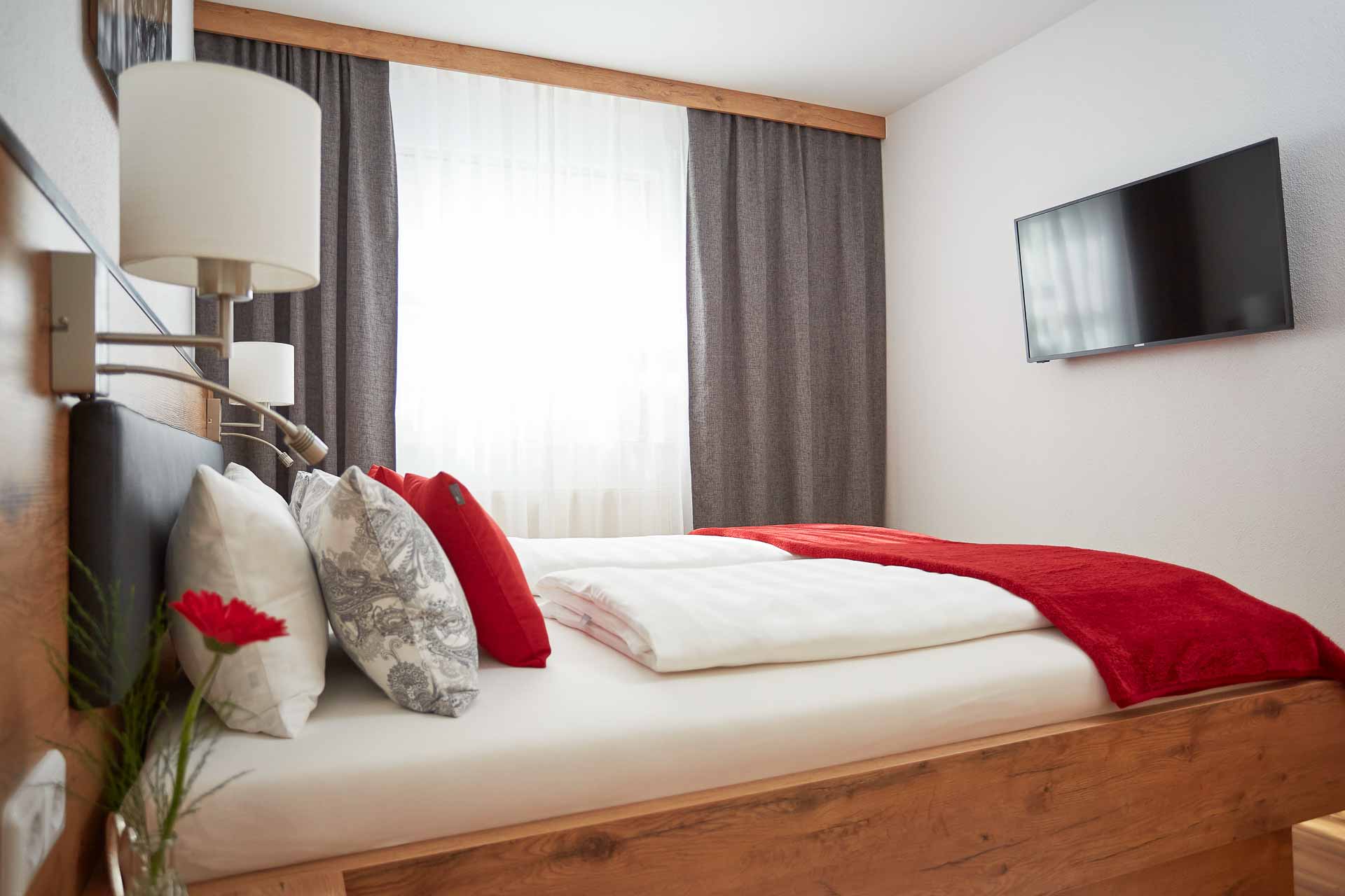 Schlafzimmer mit Doppelbett und Fernseh